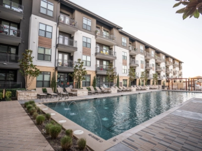 Outdoor landscape photo of a hotel in the Topeka Kansas area.